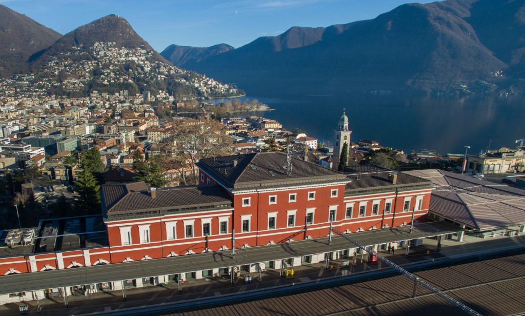 Ai viaggiatori in arrivo la stazione di Lugano offre un «panorama di accoglienza» davvero unico (Ti-Press)