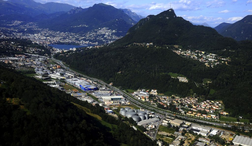 Il Pian Scairolo e l’area commerciale e industriale di Grancia visti dall’alto (Ti-Press)