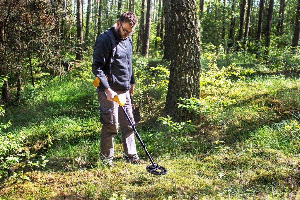 In questi ultimi anni l’uso del metal detector è diventato una moda (Shutterstock)
