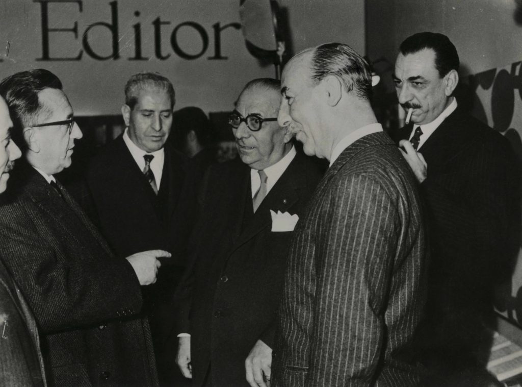 Dal centro verso destra, Valentino Bompiani, Arnoldo e Alberto Mondadori con la sigaretta in bocca in uno scatto del 1950 (Keystone)