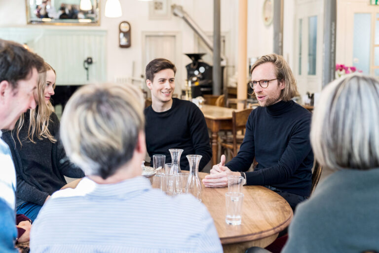 Un momento di incontro privilegiato grazie ai caffè narrativi (caffenarrativi.ch)