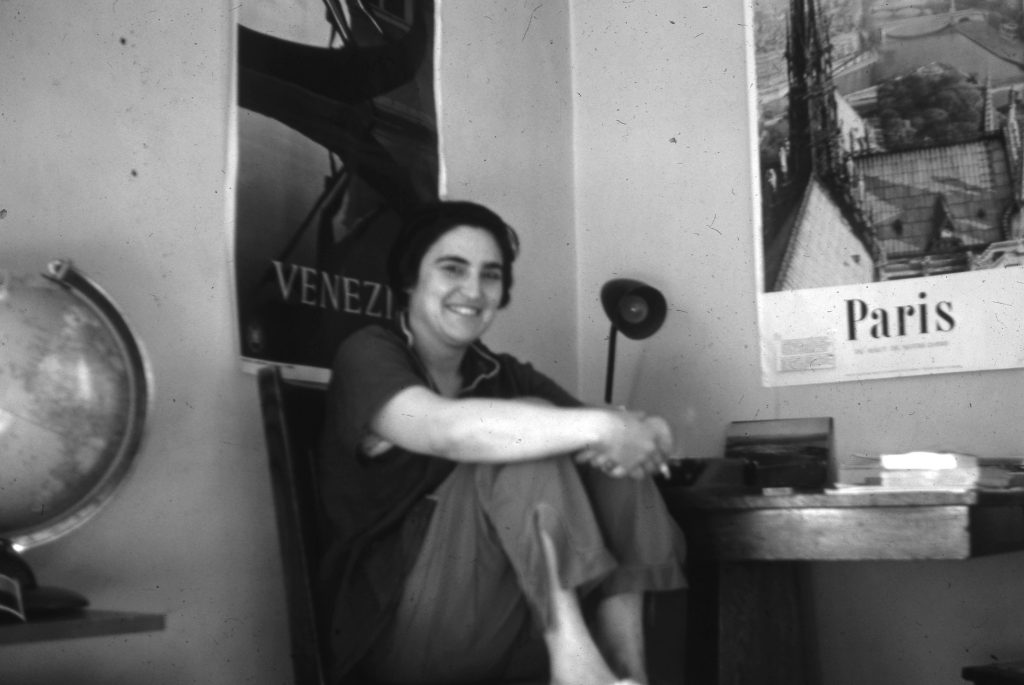 Ritratto di Etel Adnan nella sua stanza da studente all'University of California, Barkeley, nel 1955 circa (Copyrigth Etel Adnan)