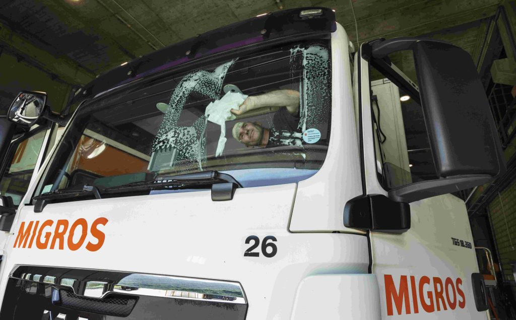 Tra i vari compiti di cui si occupa la FD c’è anche la pulizia dei camion (Didier Ruef)