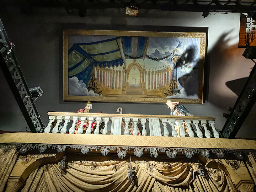 Le figure automatizzate di Colombina, Arlecchino e Casanova si muovono dai balconi