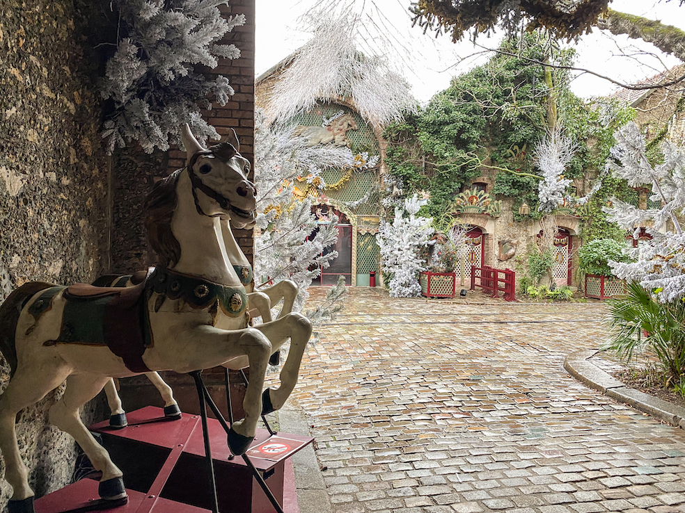 Ingresso principale del museo, la strada selciata è cinta da castagni e platani secolari