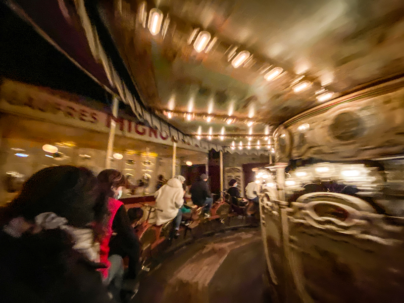 Questa giostra può raggiungere i 65 km/h, molto più di un cavallo al galoppo