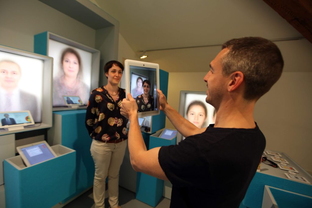 L’esposizione propone anche un gioco di immagini di volti sovrapposti (L’Ideatorio-USI)