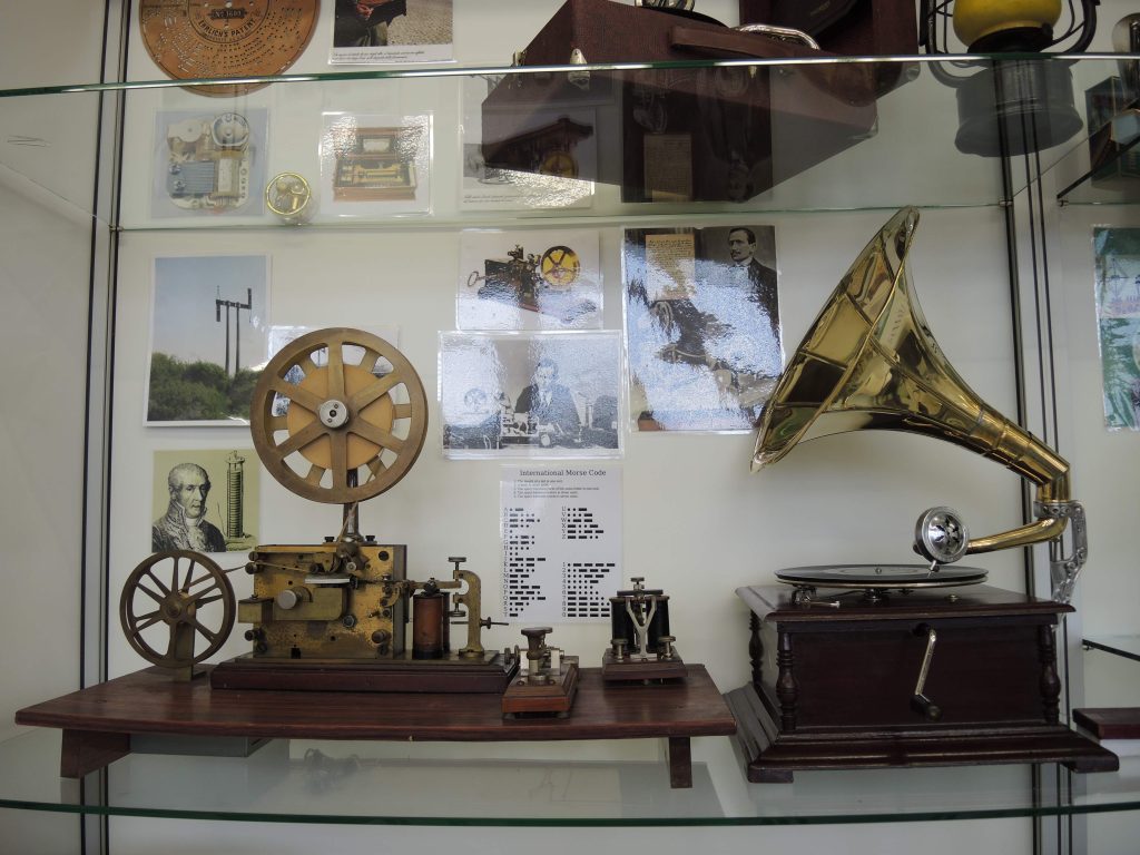 Una delle vetrine dell’allestimento ideato da Nicolangelo Lombardoni e Mino Müller