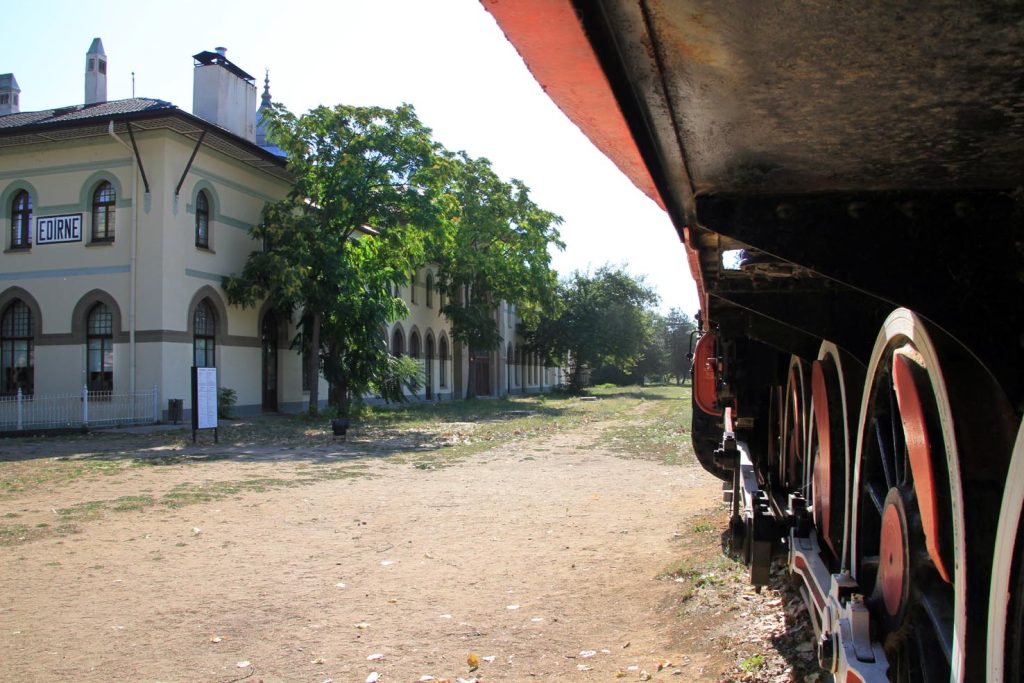 (Finto) treno in arrivo alla vecchia stazione di Edirne