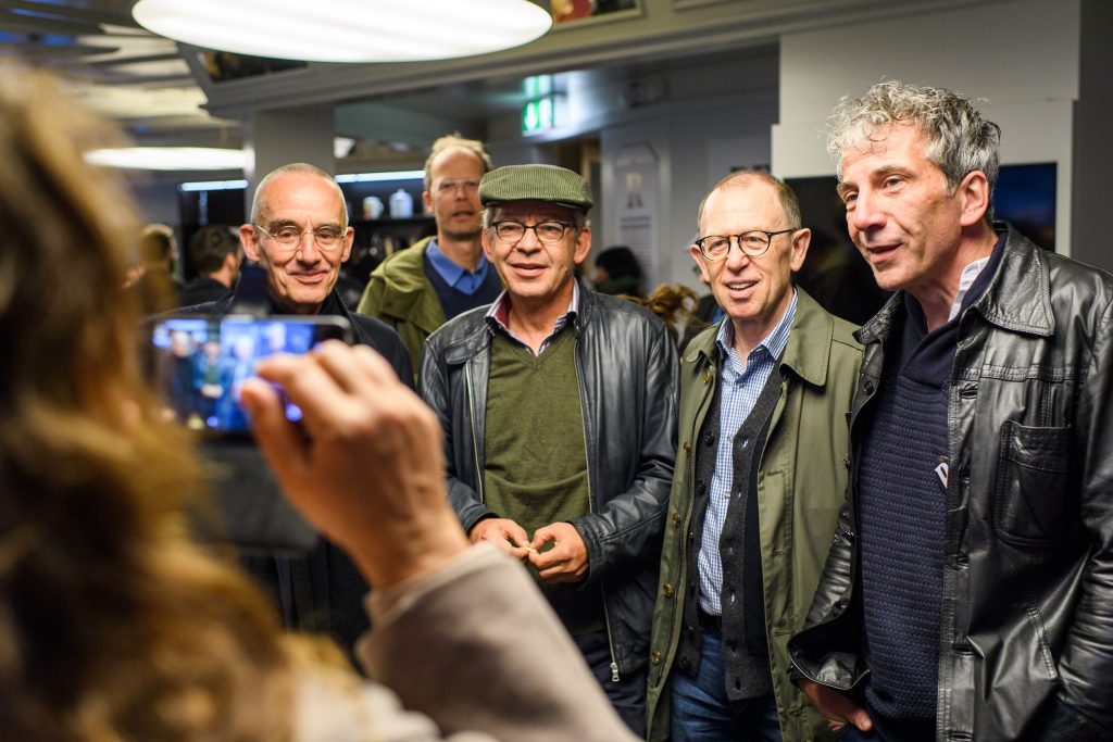 Il giornalista Constantin Seibt con alcuni sostenitori di «Republik» (republik.ch)