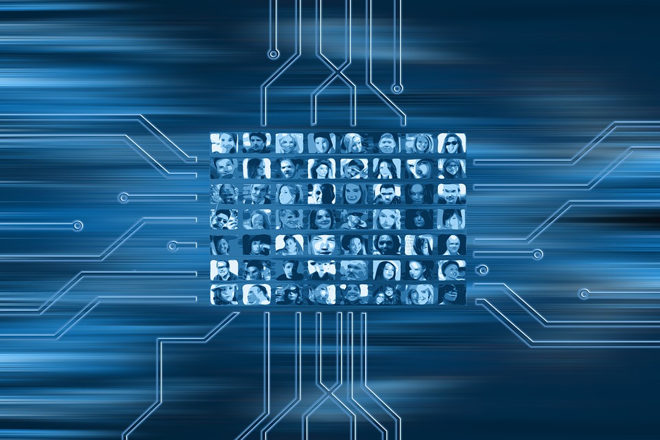 Officina Futuro è uno spazio di incontro reale che interpreta la piazza virtuale attraverso il racconto di storie e la condivisione di esperienze