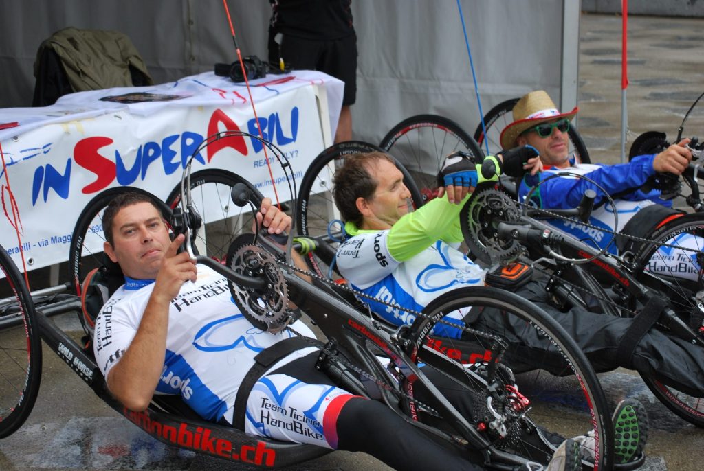 Nelle gare di handbike spesso atleti, disabili e non, gareggiano fianco a fianco (www.insuperabili.ch)