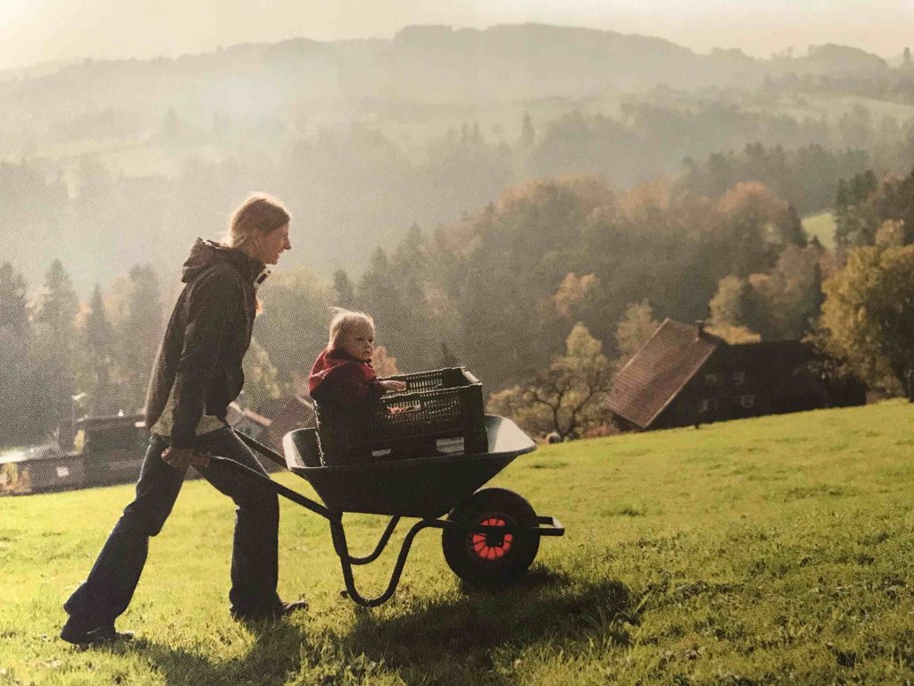 Sandra Böhm vive con la sua famiglia sulle colline dell’Appenzello Esterno (Stephan Bösch)