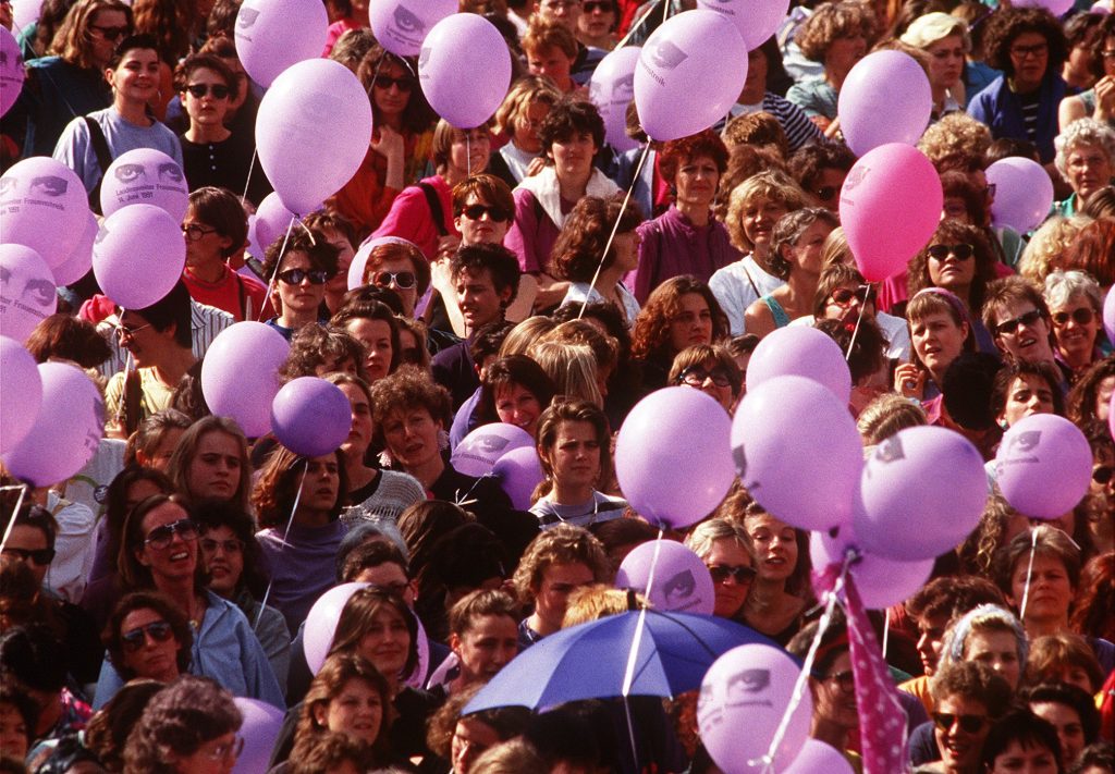 14 giugno 1991: lo storico sciopero nazionale delle donne in Svizzera. Cinque anni dopo entrò in vigore la Legge federale sulla parità dei sessi (Keystone)