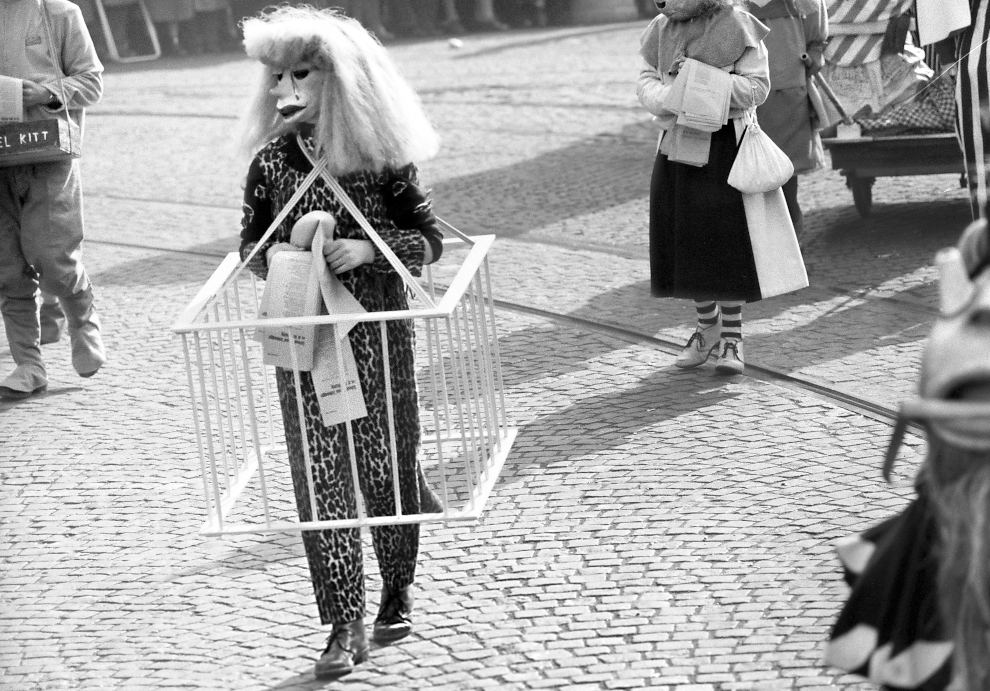 Carnevale di Basilea, anno 1959: ci si prende gioco del libro e dell’ideologia di Iris von Roten (Keystone)