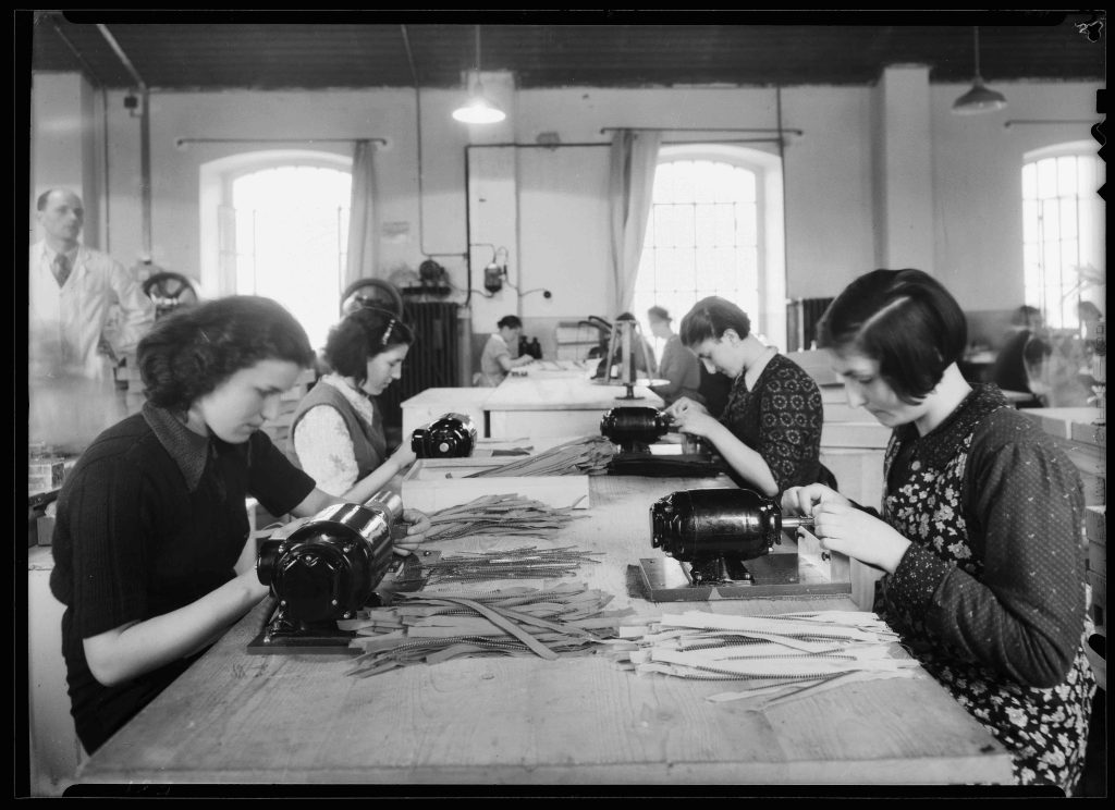 Produzione di cerniere presso la Fabbrica RiRi di Mendrisio, 1938 (Archivio storico della Città di Lugano, Fondo Vincenzo Vicari)