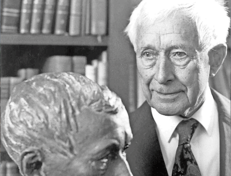 Ernst Jünger con un busto che lo raffigura (foto del 1989). Lo scrittore tedesco morì il 17 febbraio 1998 all’età di 102 anni (Keystone)