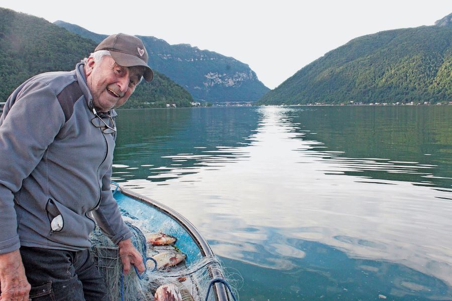 Germano Valli non demorde, all’alba dei novant’anni continua a solcare il suo amato lago in veste di pescatore. (Foto Valli)