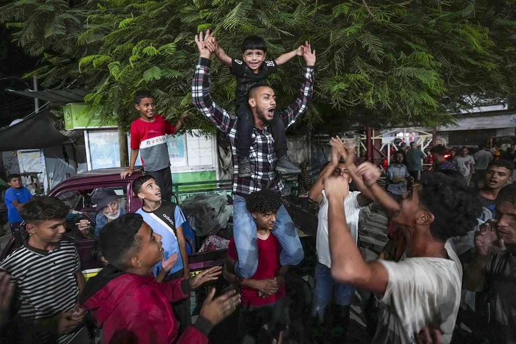 L'esultanza dei palestinesi di Gaza dopo gli attacchi missilistici di Teheran contro Israele, lo scorso 2 ottobre. (Keystone)