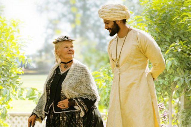 Judi Dench e Ali Fazal in <i>Victoria e Abdul<i/>