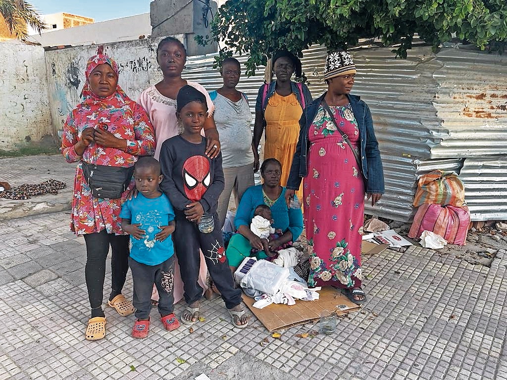 Donne e bambini bloccati negli oliveti, area di Sfax (Galli)
