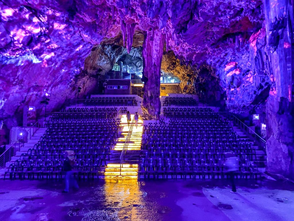 Grotta di San Michele - La caverna principale è ora aperta ai visitatori e utilizzata come auditorium per concerti, danza e teatro
