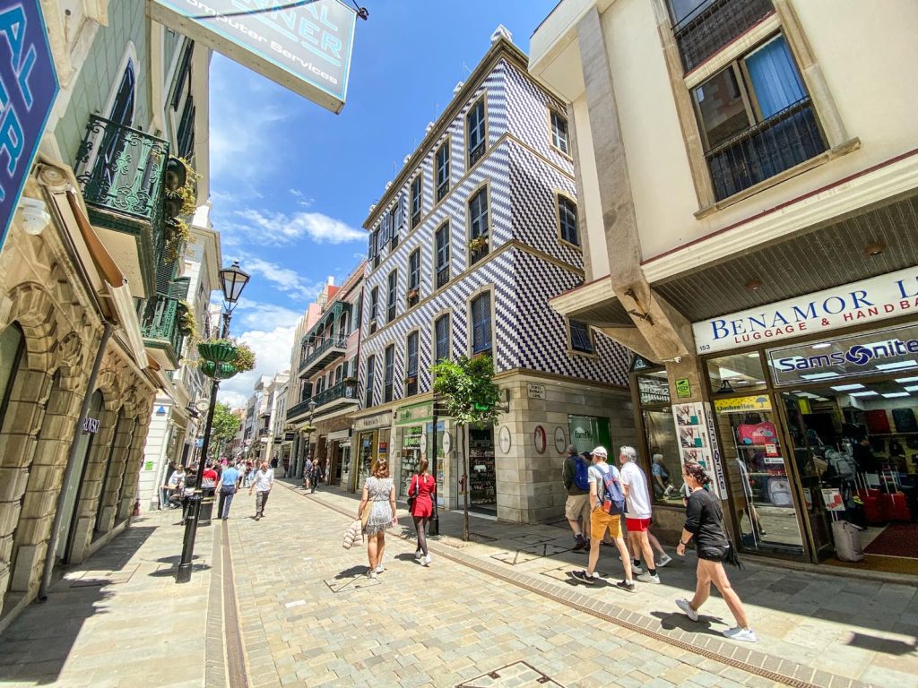 Main Street, la via dello shopping. Gibilterra è nota per lo shopping esente da IVA