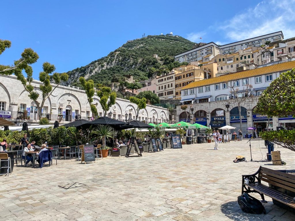 La vivace Grand Casemates Square ospita caffè, ristoranti e una vista sulla Rocca