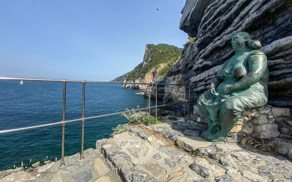 Statua di Mater Naturae dello scultore Scorzelli, presso la Cala dell’Arpaia