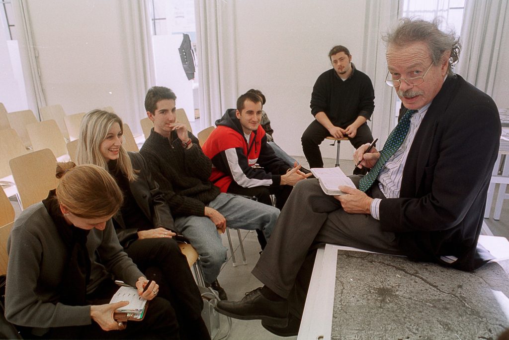 Aurelio Galfetti con alcuni studenti durante una lezione (Ti-Press)
