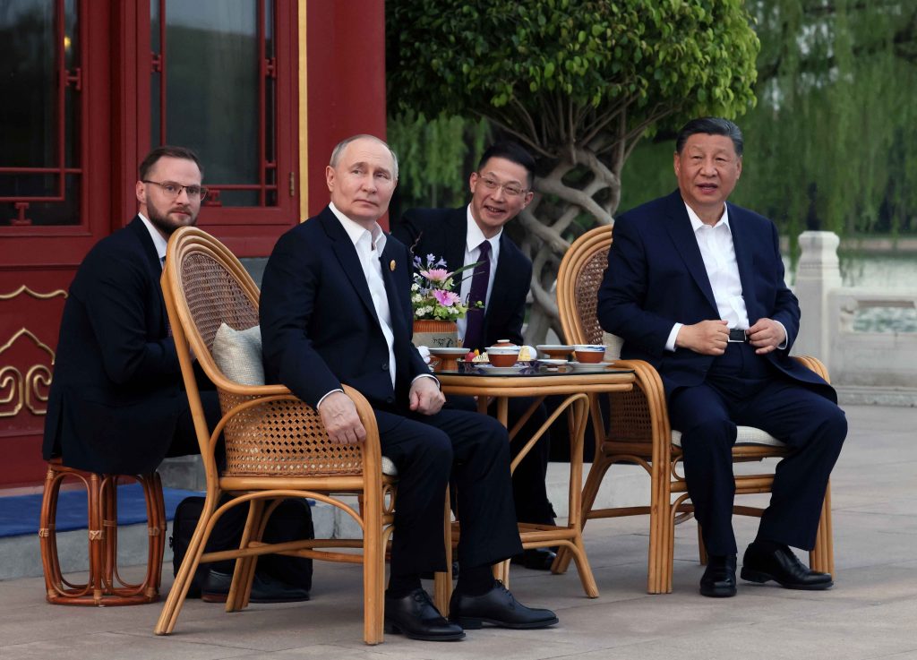 In primo piano: Vladimir Putin e Xi Jinping. La Russia rappresenta una diretta minaccia fisica e strategica per l’Europa, la Cina è molto attiva nell’accaparrarsi dati sensibili (Keystone)