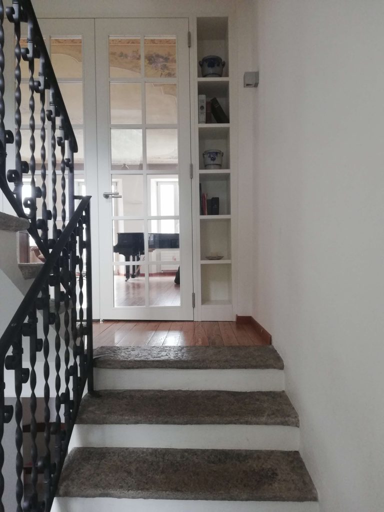 Due particolari degli interni di Ca’ dal Geni a Preonzo, che per quasi ottant’anni ha ospitato il Ristorante Bionda