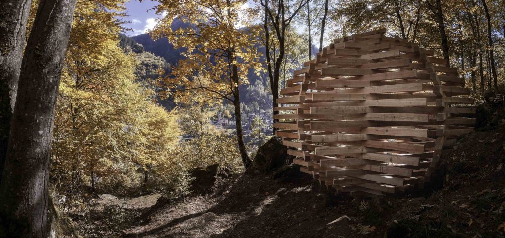 Installazione realizzata lungo un sentiero di Rossa su progetto dell’arch. D. Macullo nell’ambito del percorso «Ispace» (Corrado Griggi/Parco Val Calanca)