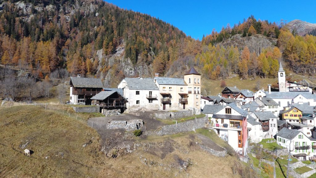 La Cittadella situata sul nucleo di Oréi a Fusio. Sotto, l’architetto Giovan Luigi Dazio