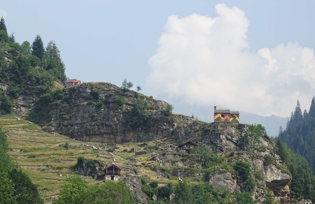 Le tre chiesette di Rossa colorate dall’artista anglo-svizzero David Tremlett (Sacha Pizzetti/Parco Val Calanca)