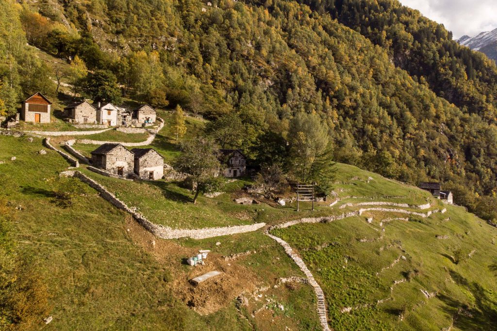 Il nucleo di Piughei sotto Montegreco (Ti-Press)