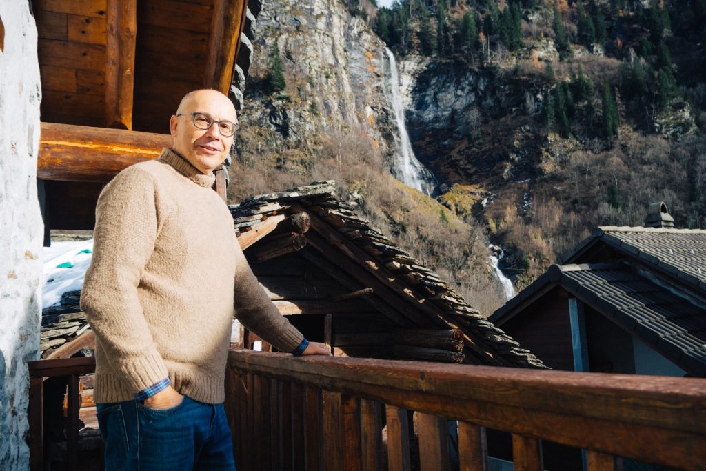 Il dottor Sergio Luban, sullo sfondo la bella cascata di Augio (Vincenzo Cammarata)