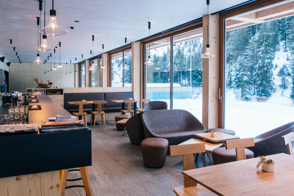 Il nuovo albergo-ristorante è stato progettato per godersi al meglio lo splendido paesaggio naturale in cui è immerso (Vincenzo Cammarata)