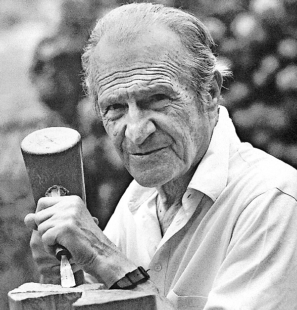 L’architetto Gianfranco Rossi al lavoro di scultura, 2007. (Per concessione Jean Olaniszyn)