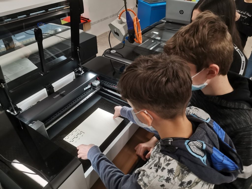 Il laboratorio è fornito di strumenti di ogni tipo che permettono ai ragazzi di sperimentare attività tecnico artigianali digitali