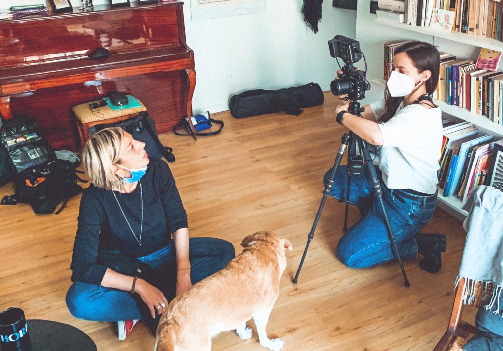 Natascia Bandecchi e Elizabeth La Rosa preparano il set per un’intervista (Elizabeth La Rosa)