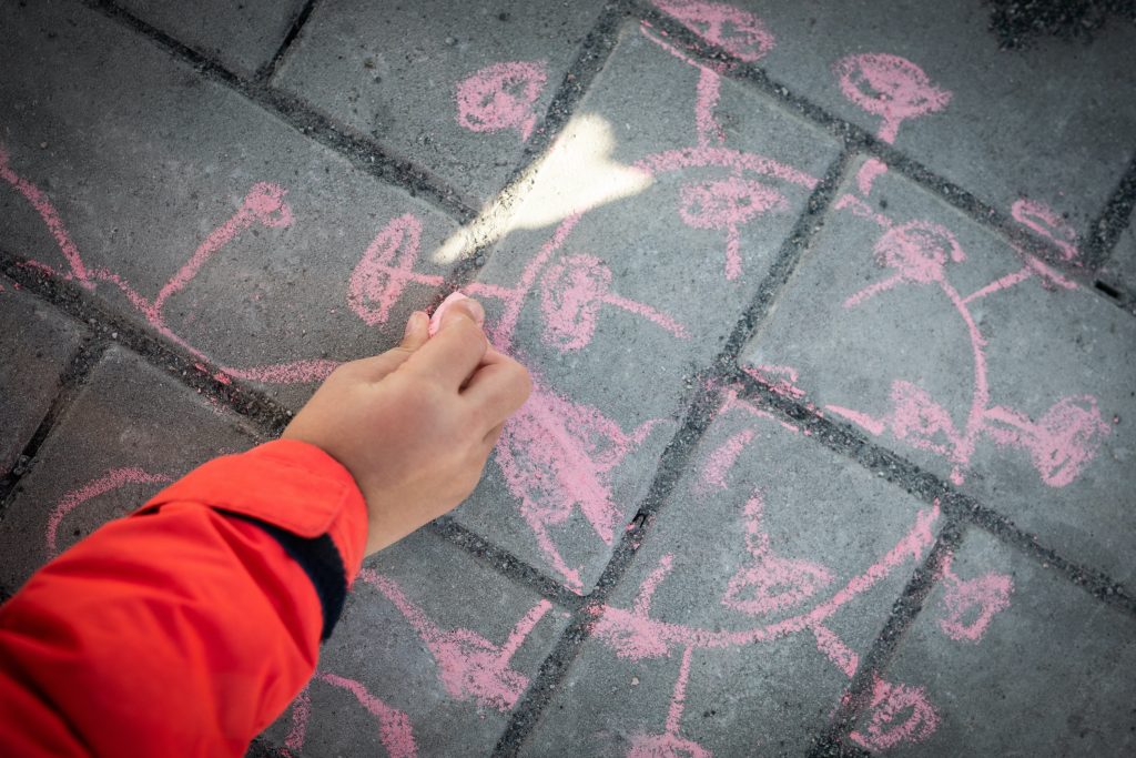 I bambini si esprimono soprattutto con il gioco simbolico e con il disegno (Keystone)