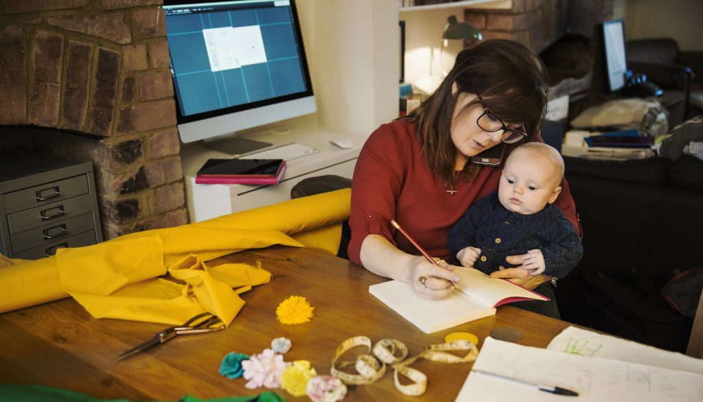 Le mamme a volte faticano a trovare un equilibrio tra impegni lavorativi e accudimento dei figli (Keystone)