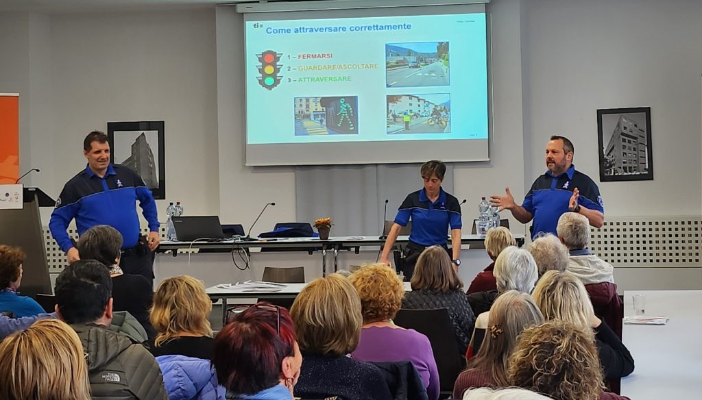 Per le persone anziane gli incontri sono un momento privilegiato per ascoltare ma anche per confrontarsi e condividere problemi e opinioni (Pro Senectute)