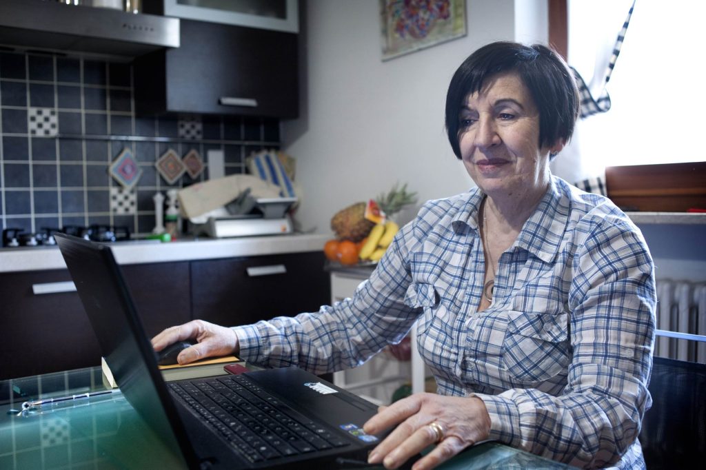 I cittadini possono richiedere un certificato senza muoversi da casa, bastano un clic e una password (Keystone)