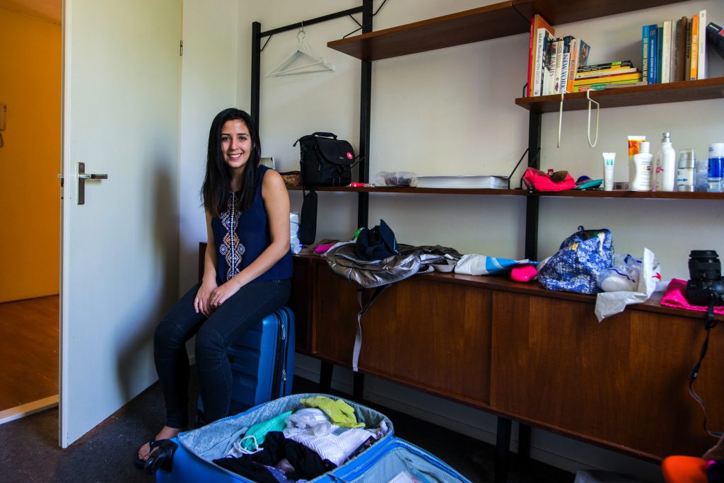 Una giovane studentessa prende possesso della camera messa a disposizione dalla famiglia ospitante (Marka)