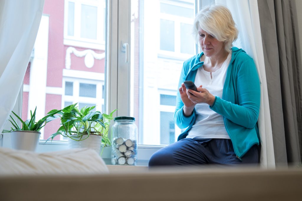 Una telefonata può alleviare la solitudine (Keystone)