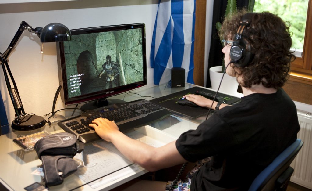 A volte dietro al gioco compulsivo si cela una grande sofferenza dell’adolescente, che può portare al ritiro sociale (Keystone)