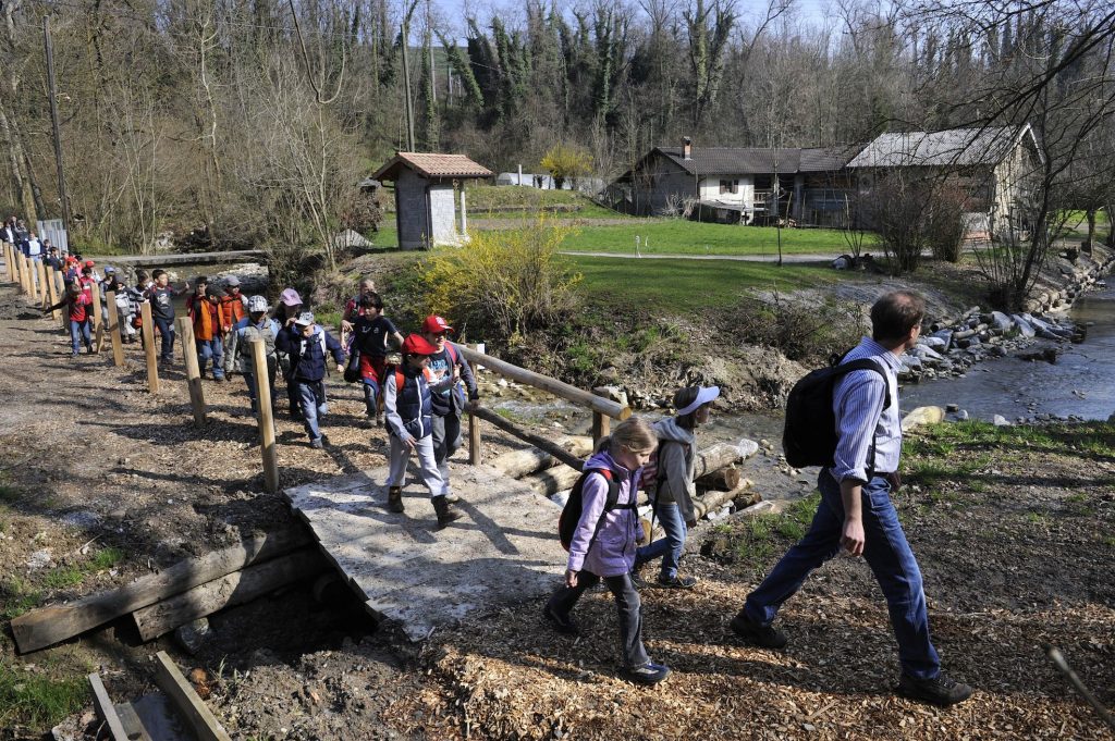 Bambini delle elementari percorrono il sentiero del Parco Valle della Motta: le gite scolastiche favoriscono la conoscenza del territorio (Ti-Press)