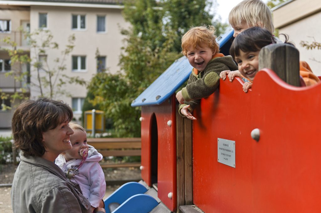 Una mamma diurna può occuparsi di 5 bambini contemporaneamente, ma la media è di uno o due (Keystone)